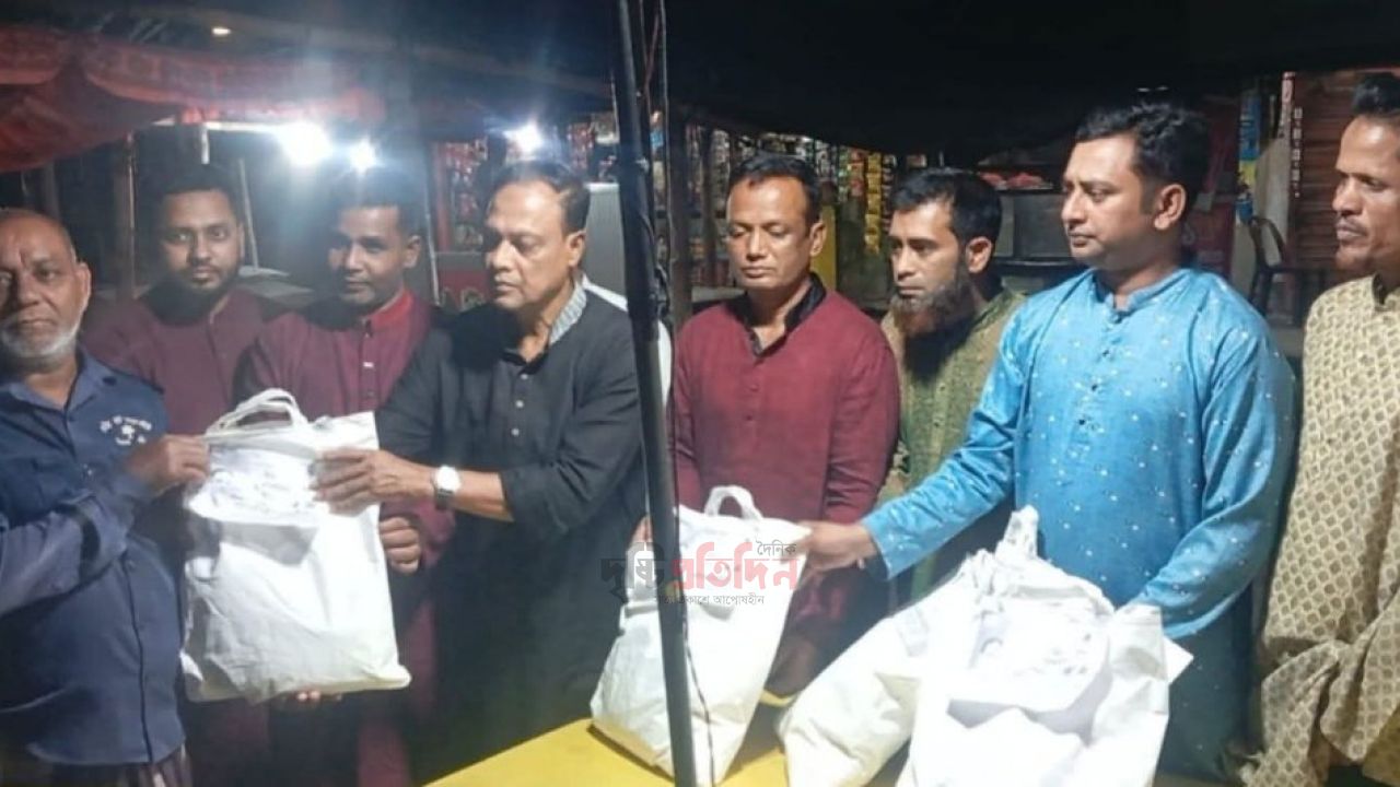 গভীর রাতে শাজাহানপুরে নৈশপ্রহরীদের মাঝে ঈদ উপহার বিতরণে- বিদ্যুৎ 