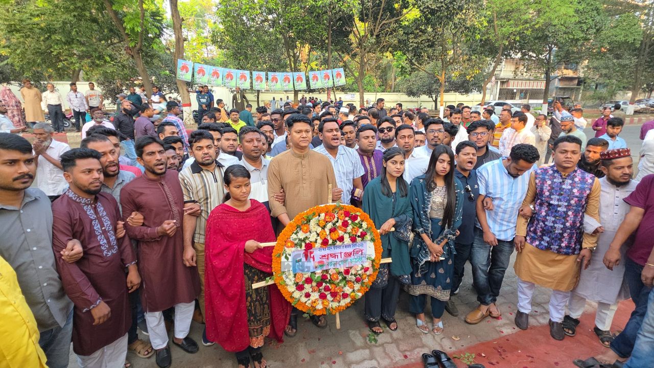 মহান স্বাধীনতা দিবসে শহীদদের প্রতি বগুড়ায় ছাত্রদলের শ্রদ্ধা নিবেদন