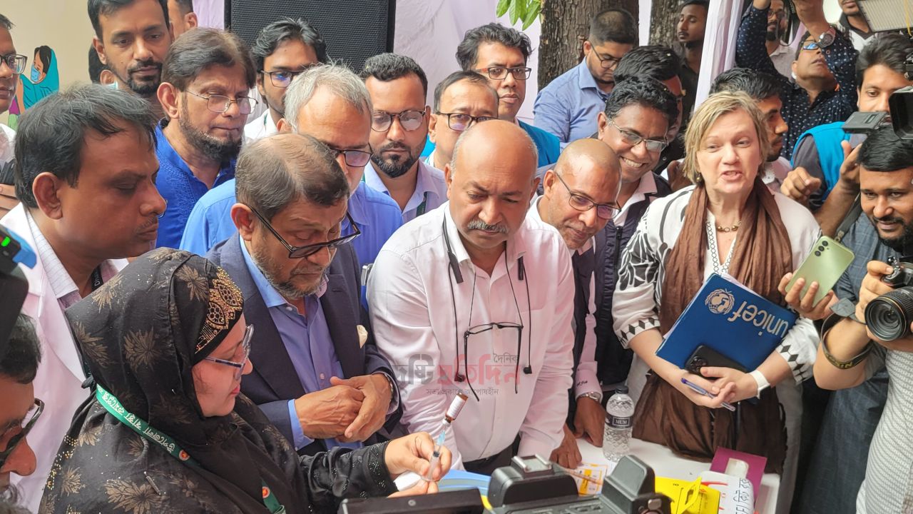 হাম প্রতিরোধে সরকার পুরোপুরি প্রস্তুত নবাবগঞ্জে স্বাস্থ্যমন্ত্রী