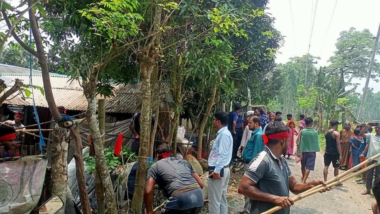 সাতক্ষীরায় প্রভাব খাটিয়ে উচ্ছেদের অভিযোগ, খোলা আকাশের নিচে দুই পরিবার