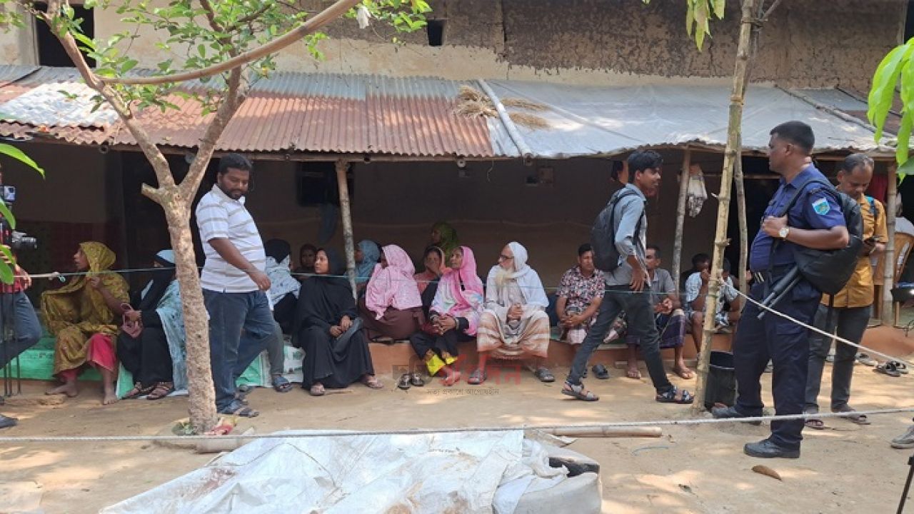 নওগাঁয় ৩ বছরের শিশু কন্যাসহ একই পরিবারের চারজনকে গলা কেটে হত্যা