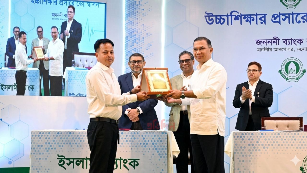 প্রধানমন্ত্রীর হাত থেকে বিশেষ সম্মাননা পেলেন শেরপুরের ডা. সাজিদ