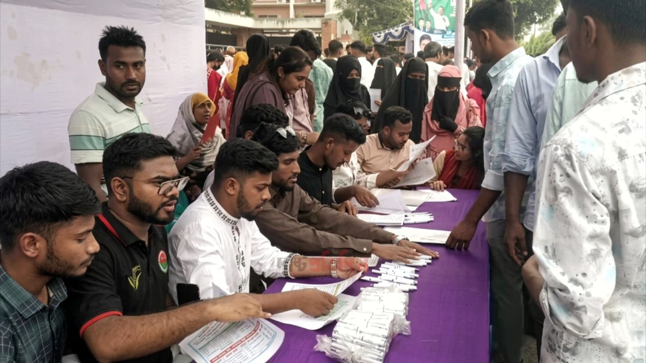 শিক্ষার্থীদের সেবায় বগুড়ার শাহ সুলতান কলেজে প্রশংসায় ছাত্রদলের হেল্প ডেস্ক