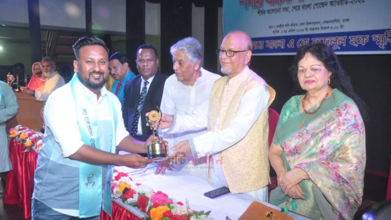 সাংবাদিকতায় শেরে বাংলা গোল্ডেন অ্যাওয়ার্ড পেলেন নাজমুল হুদা নয়ন