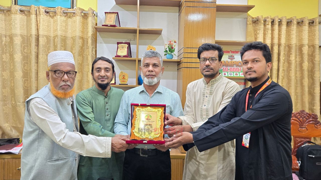 রাজশাহী বিভাগের শ্রেষ্ঠ মাধ্যমিক শিক্ষা অফিসার নজরুল ইসলামকে প্রোগ্রেসিভ স্কুল এ্যান্ড কলেজের সংবর্ধনা প্রদান