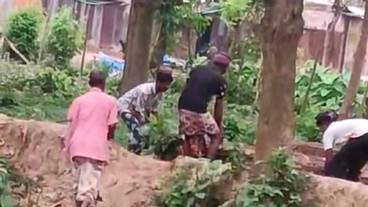 নাচোলে রেলের যায়গা লীজের নামে রেলগোডাউনের মালামাল লুট