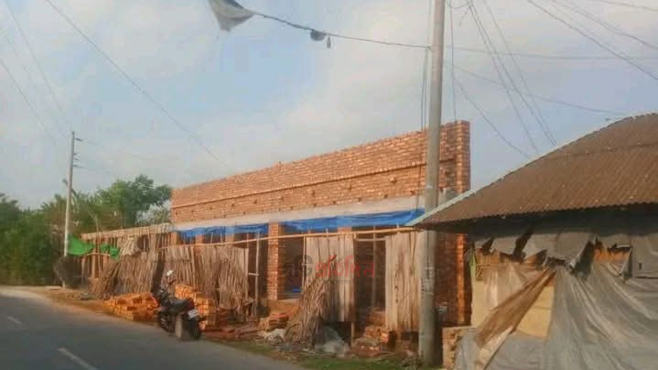 কয়রায় নিষেধাজ্ঞা উপেক্ষা করে খাস জমিতে ভবন নির্মাণ